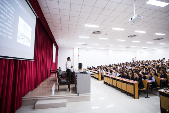 首期销售顾问班学员认真学习专业课程 首期销售顾问班学员认真学习专业课程