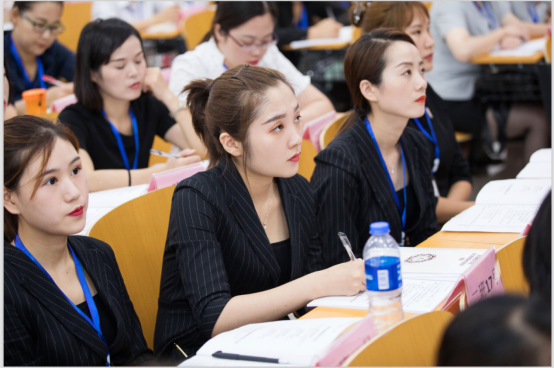 首期销售顾问班学员认真学习专业课程 首期销售顾问班学员认真学习专业课程