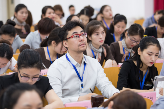 首期销售顾问班学员认真学习专业课程 首期销售顾问班学员认真学习专业课程